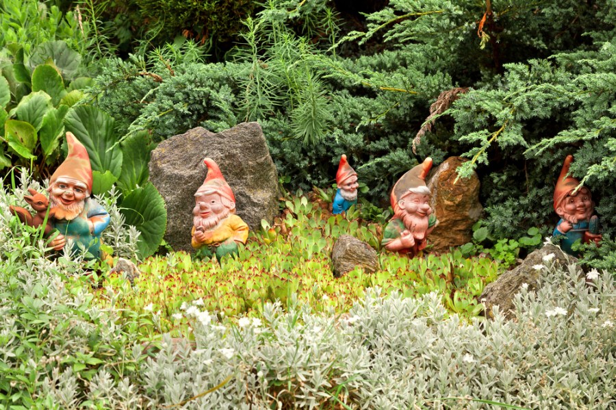 Садовые гномы — использование фигурок гномов для организации сказочной атмосферы сада (80 фото)