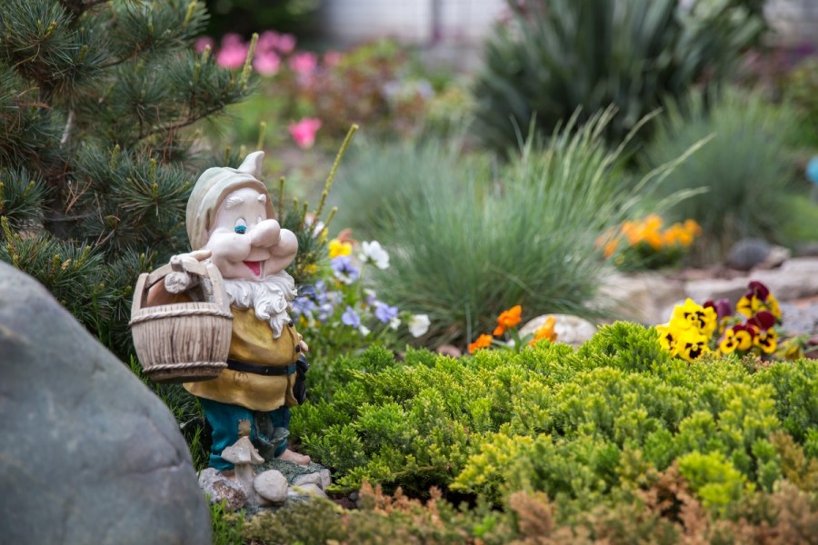 Садовые гномы — использование фигурок гномов для организации сказочной атмосферы сада (80 фото)