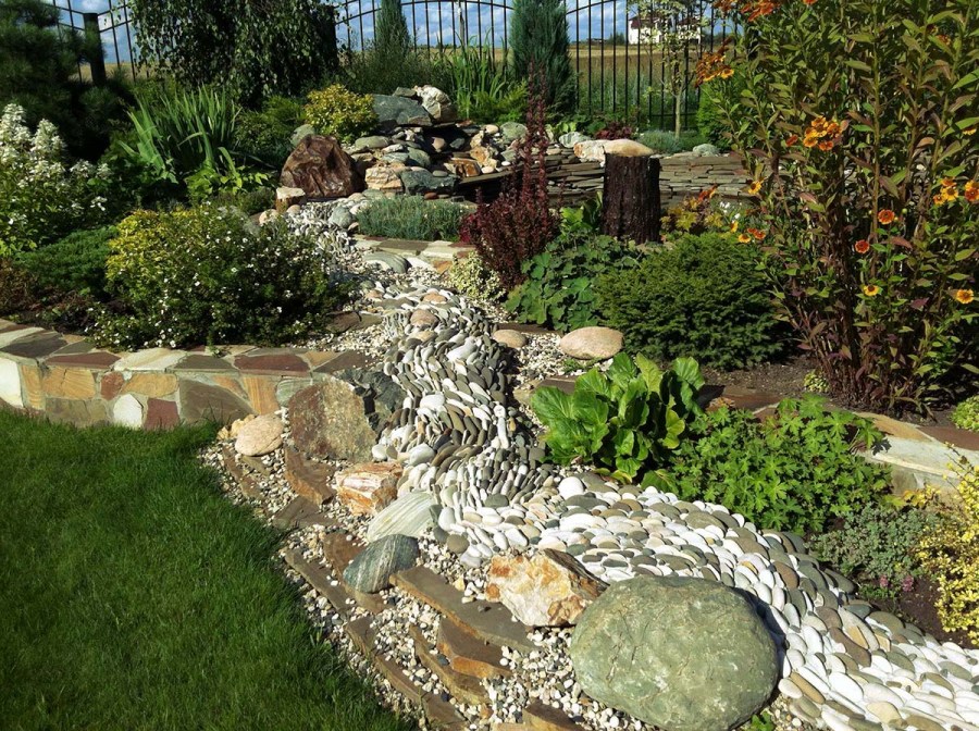 Сухой ручей — 75 фото идей стильного украшения сада своими руками