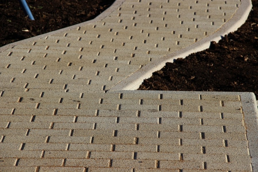 Укладка тротуарной плитки: подготовка основания и мощение своими руками (85 фото)