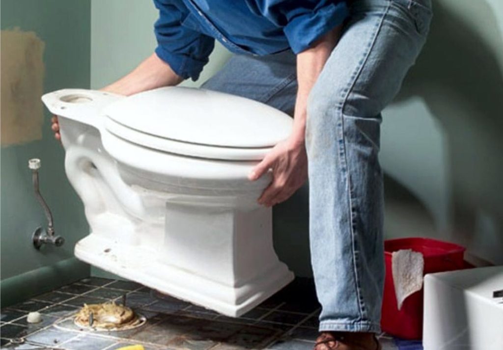 Как положить плитку на пол в туалете своими руками?