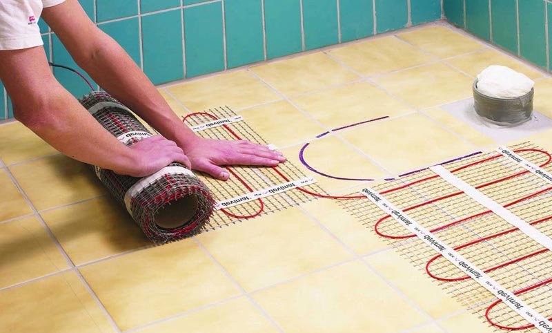 Как положить плитку на пол в туалете своими руками?
