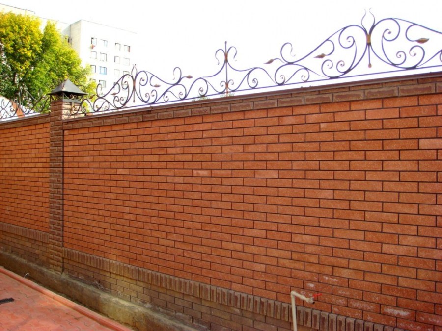 Кирпичный забор — лучшие конструкции, кладка и современная технология строительства (110 фото)