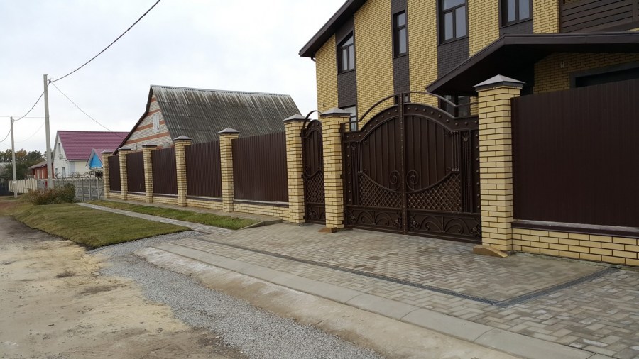Кирпичный забор — лучшие конструкции, кладка и современная технология строительства (110 фото)