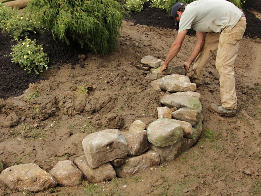 Клумба из камней — варианты дизайна для постройки своими руками (85 фото-идей)