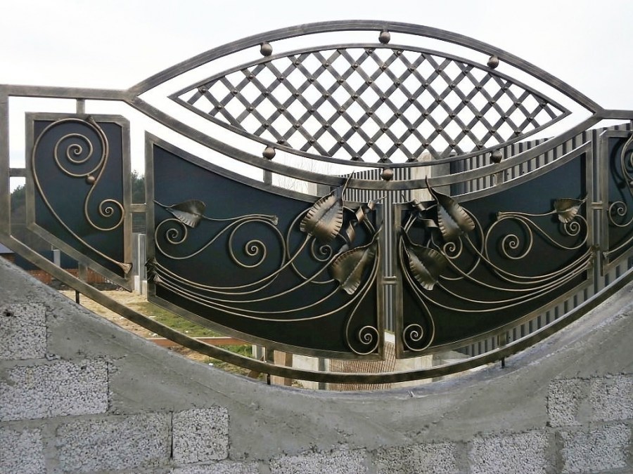 Кованые заборы — варианты красивых оформлений и конструкций металлических оград (95 фото)