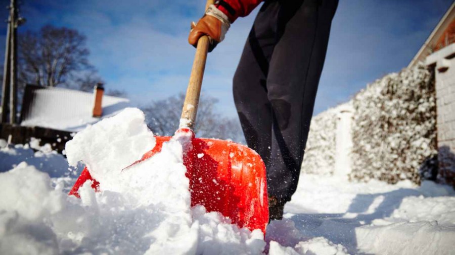 Лучшие способы очистки снега во дворе частного дома