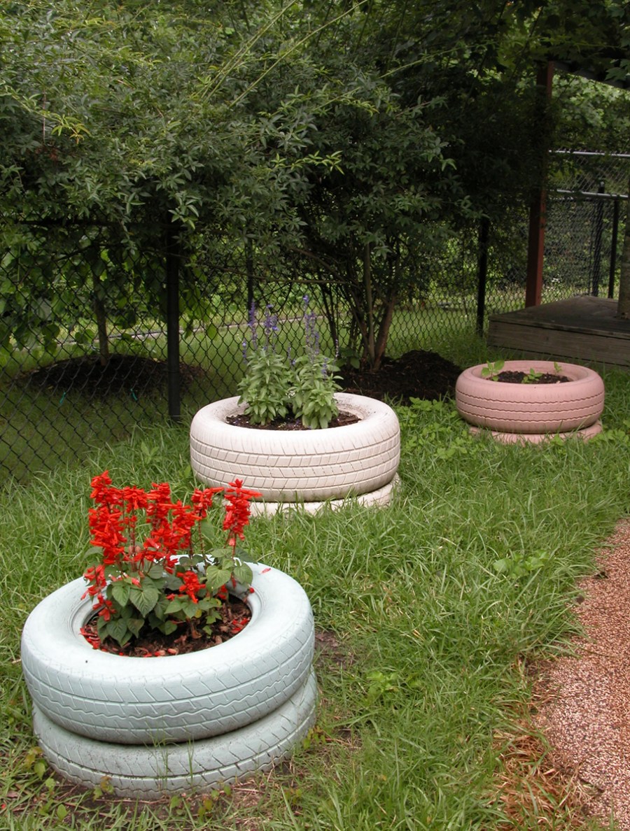 Поделки из шин — интересные и креативные идеи украшения сада и участка (65 фото)