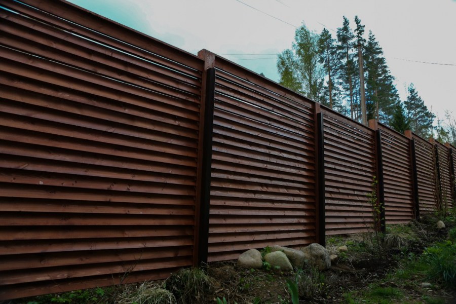 Деревянный забор (100 фото) — лучшие идеи по установке красивого ограждения