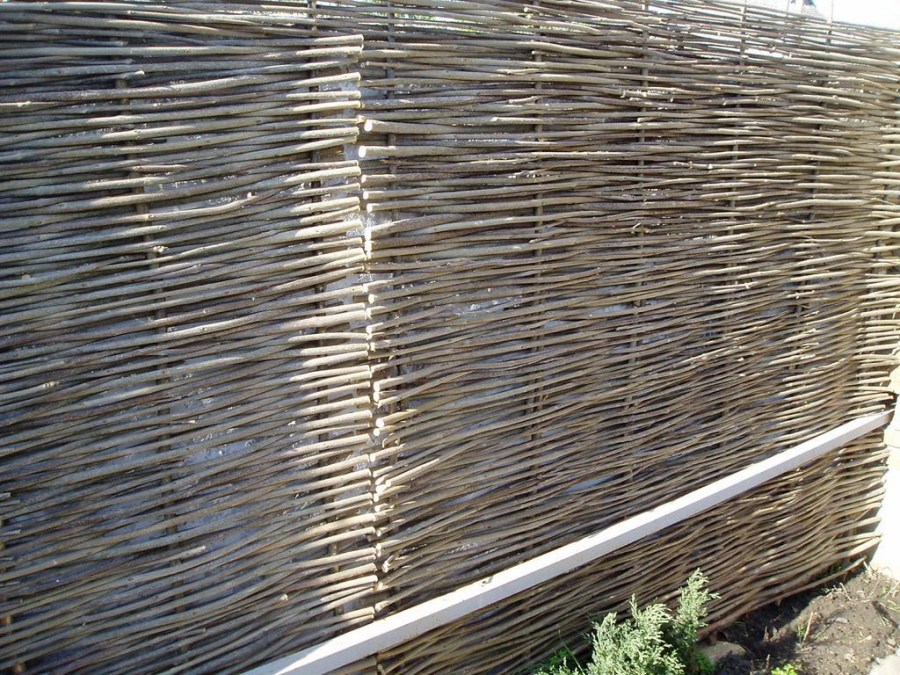 Забор из лозы — схемы плетения и рекомендации по украшению для начинающих (75 фото)