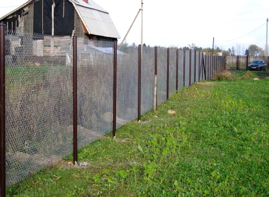 Забор из сетки рабицы — простая инструкция как установить своими руками (95 фото)