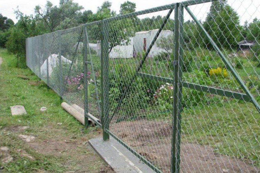 Забор из сетки рабицы — простая инструкция как установить своими руками (95 фото)