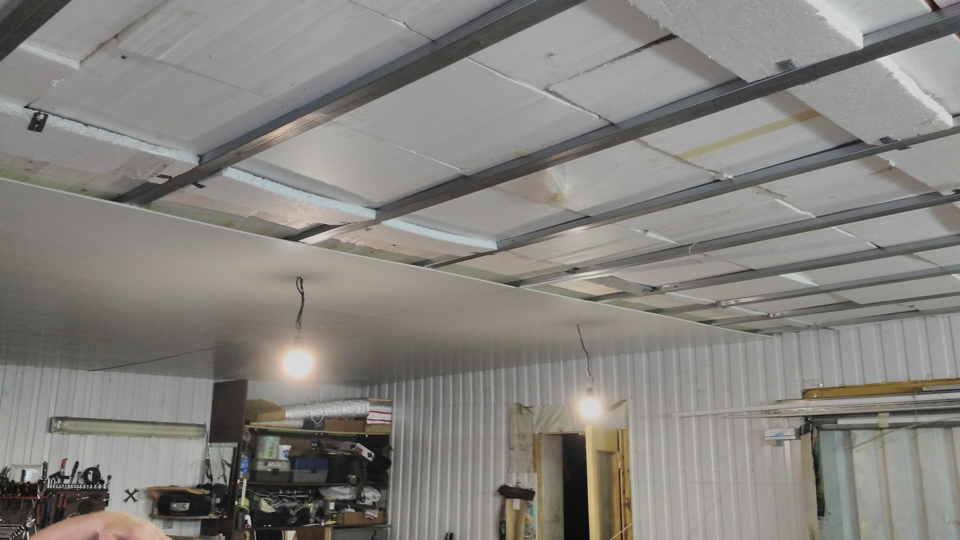 Как утеплить потолок в гараже: виды и особенности материала.