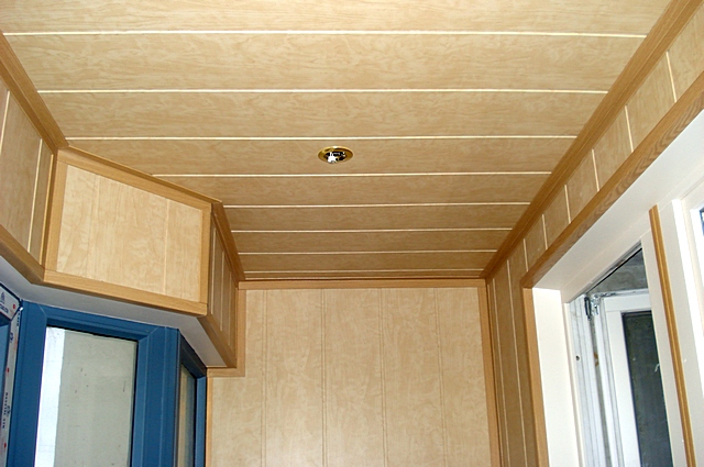 Чем отделать потолок на балконе: доступные материалы.