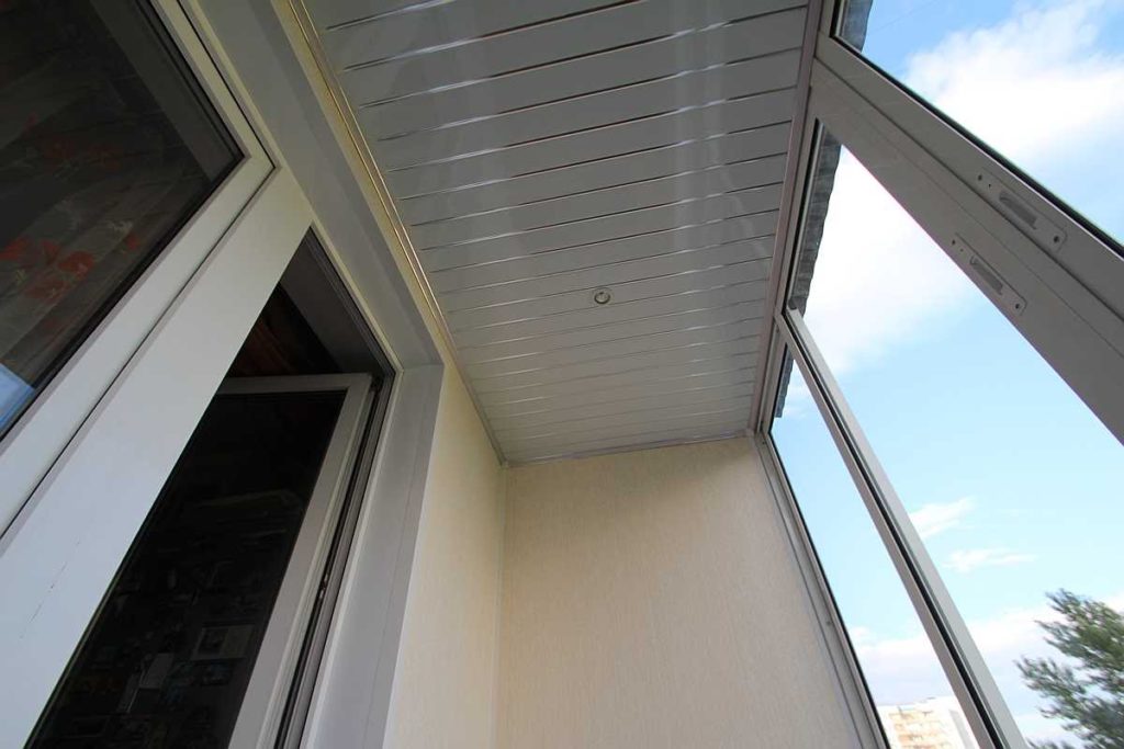Чем отделать потолок на балконе: доступные материалы.