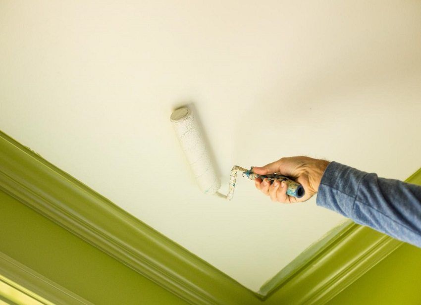 Чем покрасить потолок в ванной без разводов самостоятельно?