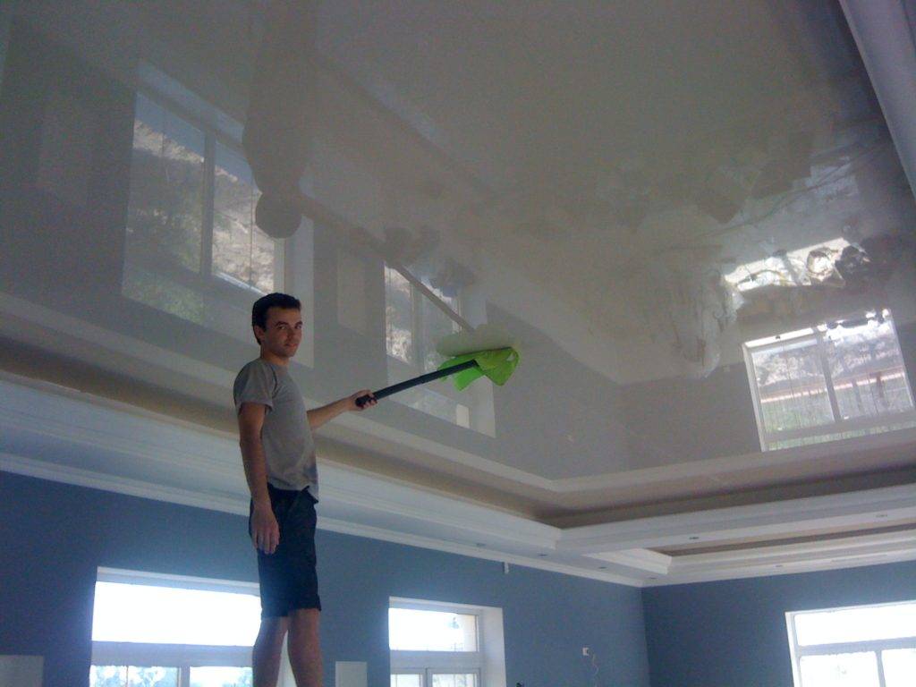 Как помыть натяжной глянцевый потолок без разводов в домашних условиях?
