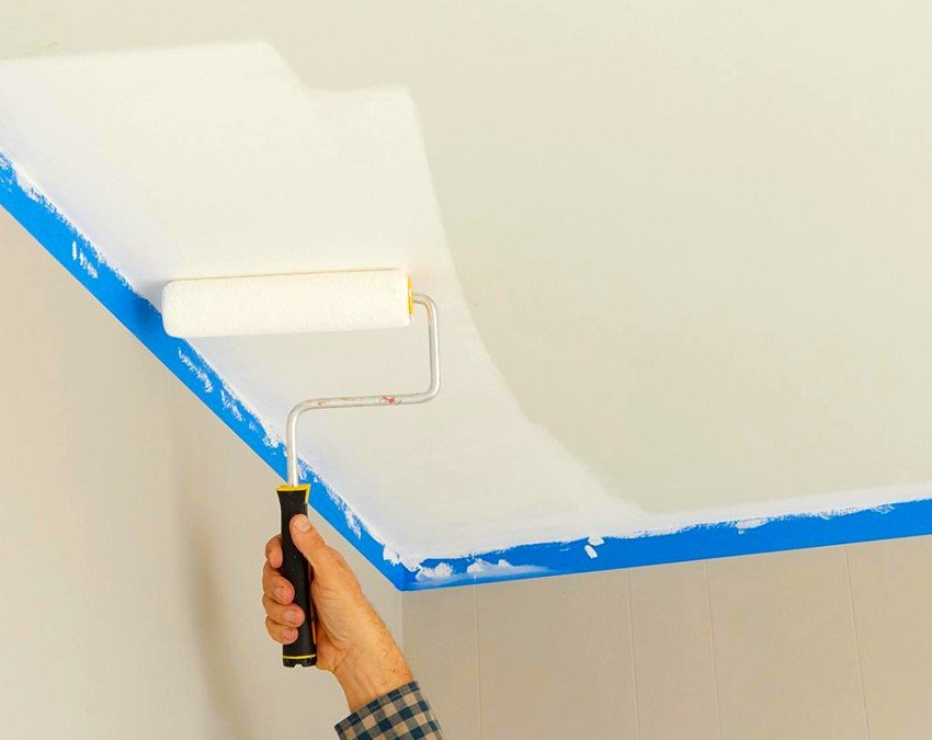 Краска для потолка: способы подбора и нанесения на полотно.