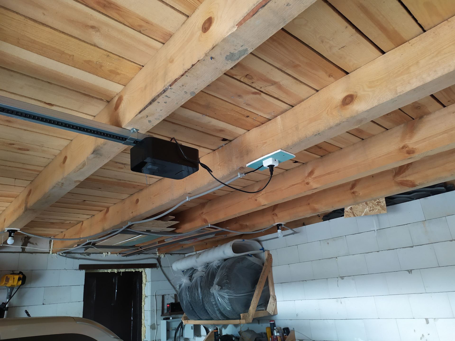 Потолок в гараже: чем обшить, что выбрать?
