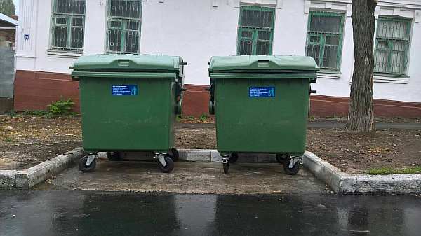 Расстояние от мусорных контейнеров (баков) до жилого дома: нормативы СанПиН и СНиП в частном секторе, сколько метров от мусорки
