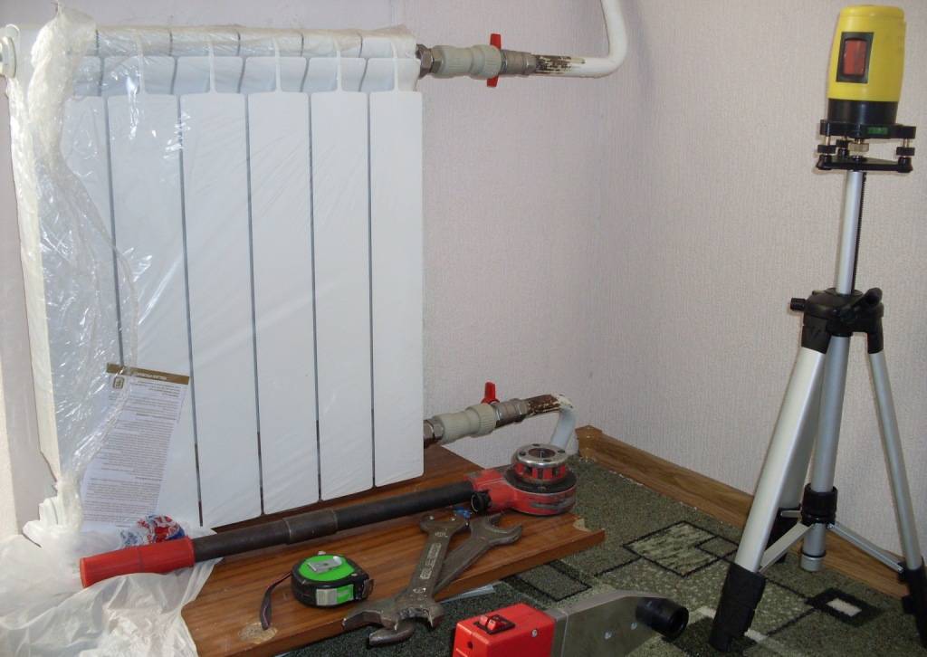 Замена радиатора отопления в квартире, как правильно поменять батареи, детальное фото и видео