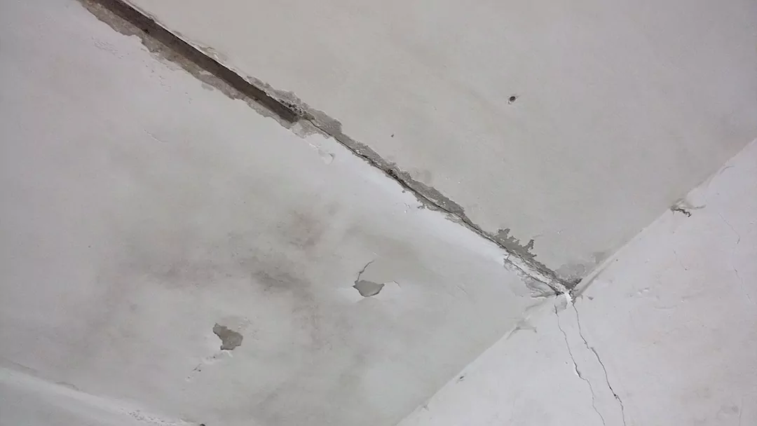 Трещина между. Руст между плитами перекрытия это. Расшивка швов плит перекрытия. Усадочные трещины в плите перекрытия. Заделка стыков плит перекрытия на потолке.