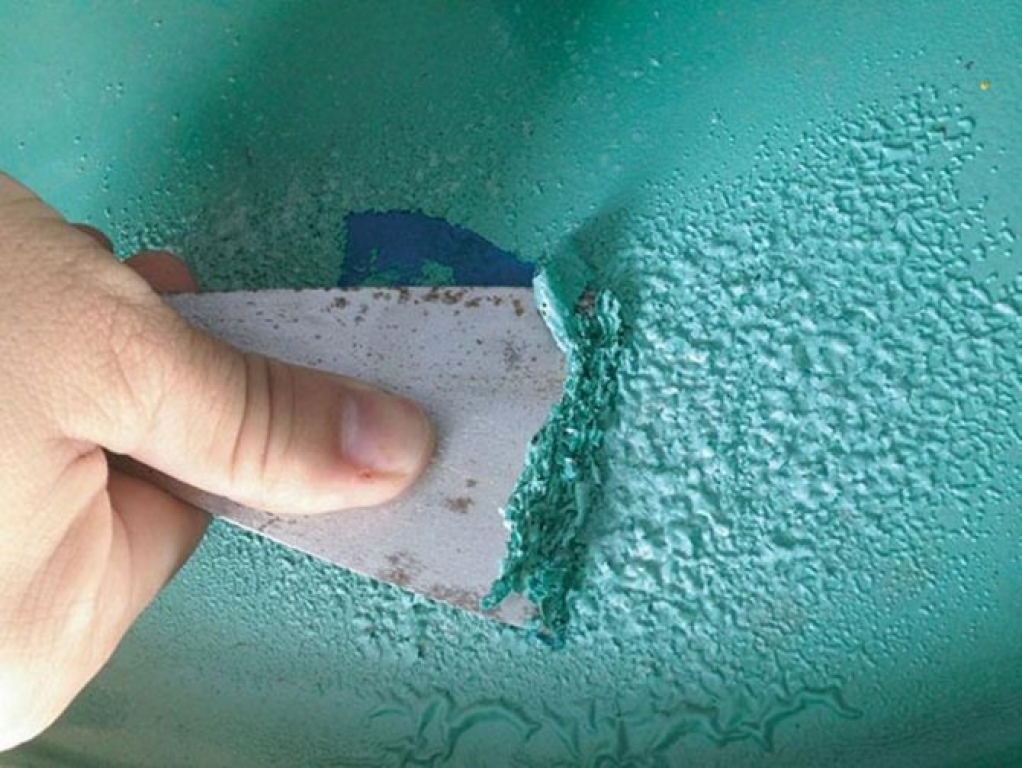 Как смыть водоэмульсионную краску с потолка своими силами?