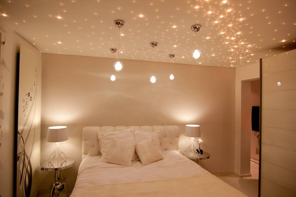 Освещение в спальне с натяжными потолками - виды подсветки.