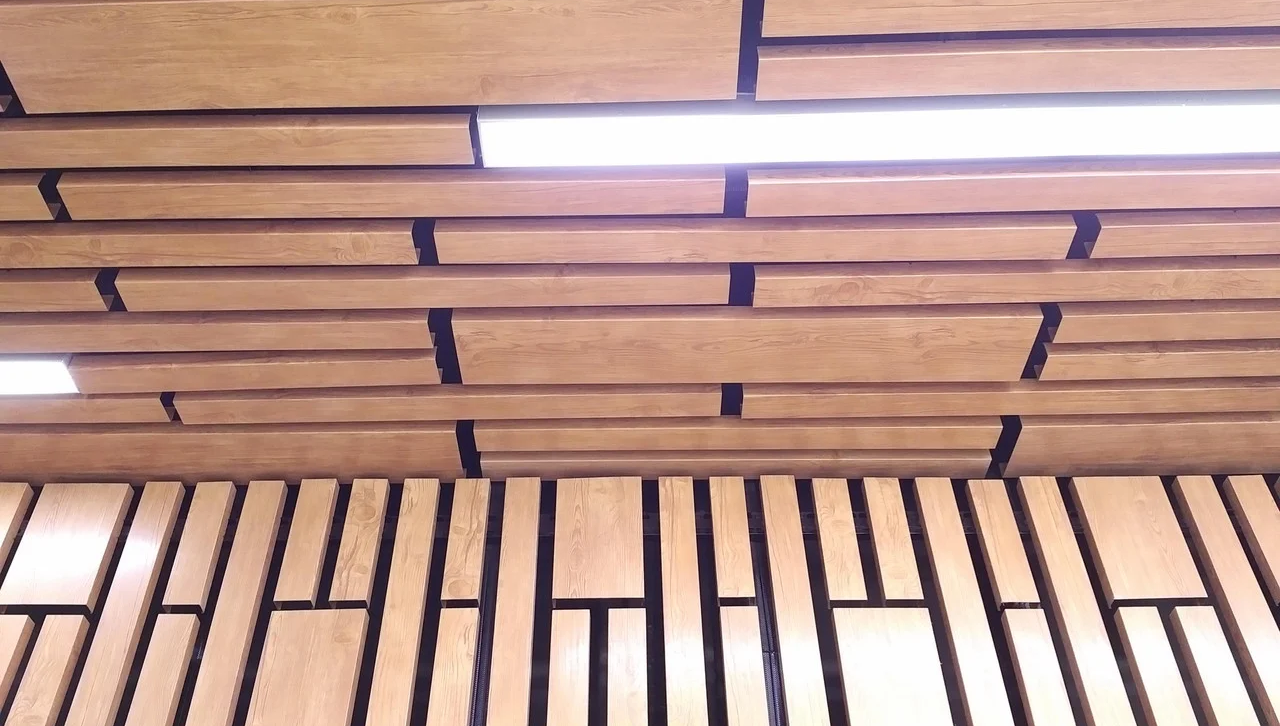 Подвесной алюминиевый реечный потолок - особенности монтажа.