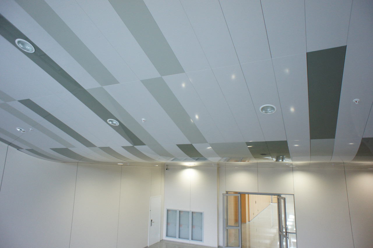 Подвесной алюминиевый реечный потолок - особенности монтажа.