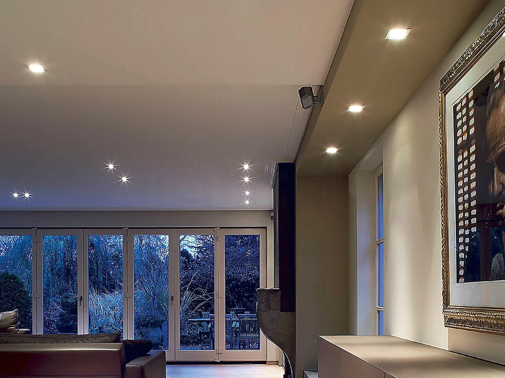 Встраиваемые светильники для натяжного потолка: плюсы и минусы.