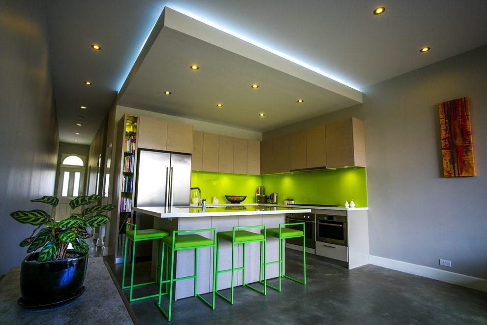 Дизайн потолка на кухне: для больших и маленьких помещений.