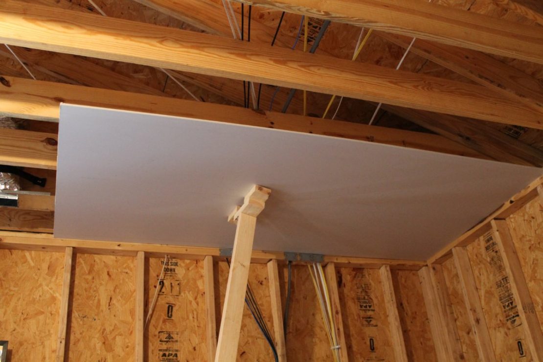 Как сделать потолок в частном доме своими руками? Способы отделки.