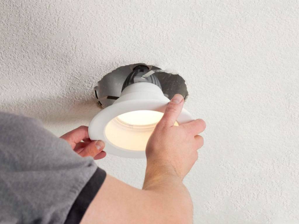 Монтаж точечных светильников в пластиковый потолок своими силами.