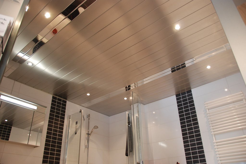 Зеркальный реечный потолок для ванной комнаты