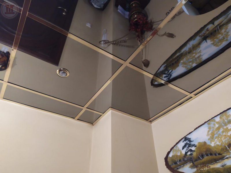 Зеркальный реечный потолок для ванной комнаты