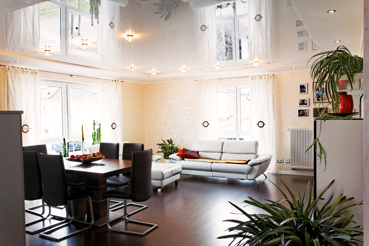 Какой потолок лучше матовый или глянцевый применять в квартире?