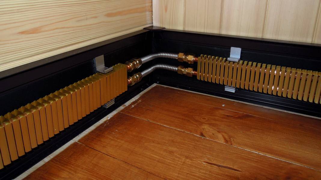 Плинтусные радиаторы отопления: водяные и электрические, батарея плинтус, радиаторы плинтусного типа, в плинтусах