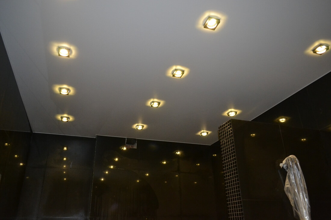 Расположение светильников на натяжном потолке в зависимости от помещения.