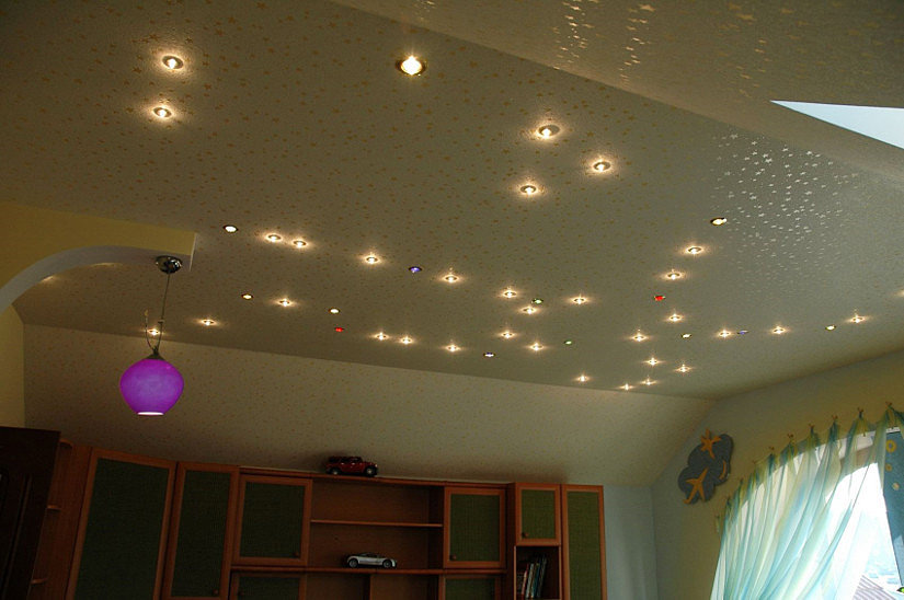 Расположение светильников на натяжном потолке в зависимости от помещения.