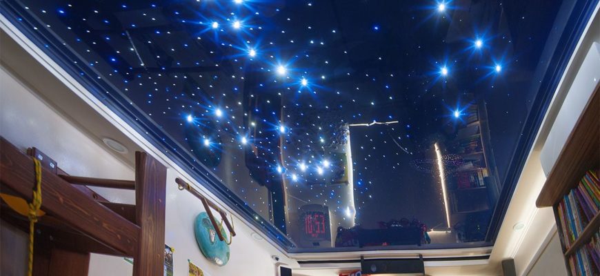 Звездное небо - натяжной потолок, украшающий помещение.